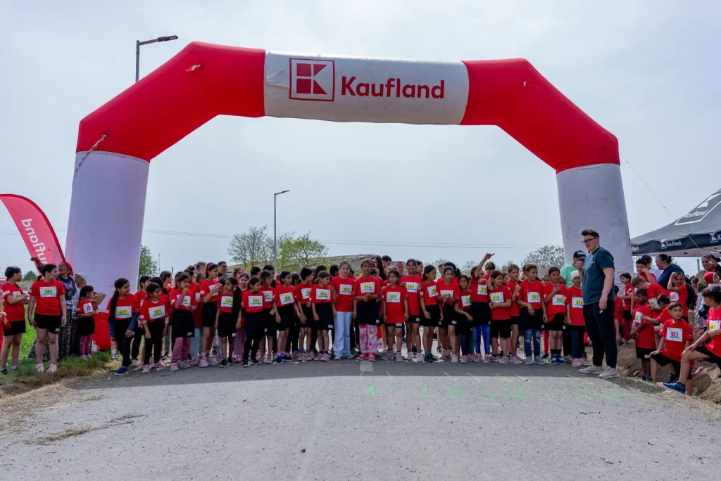 Copii la startul Ștafetei pentru educație, sub arcada Kaufland