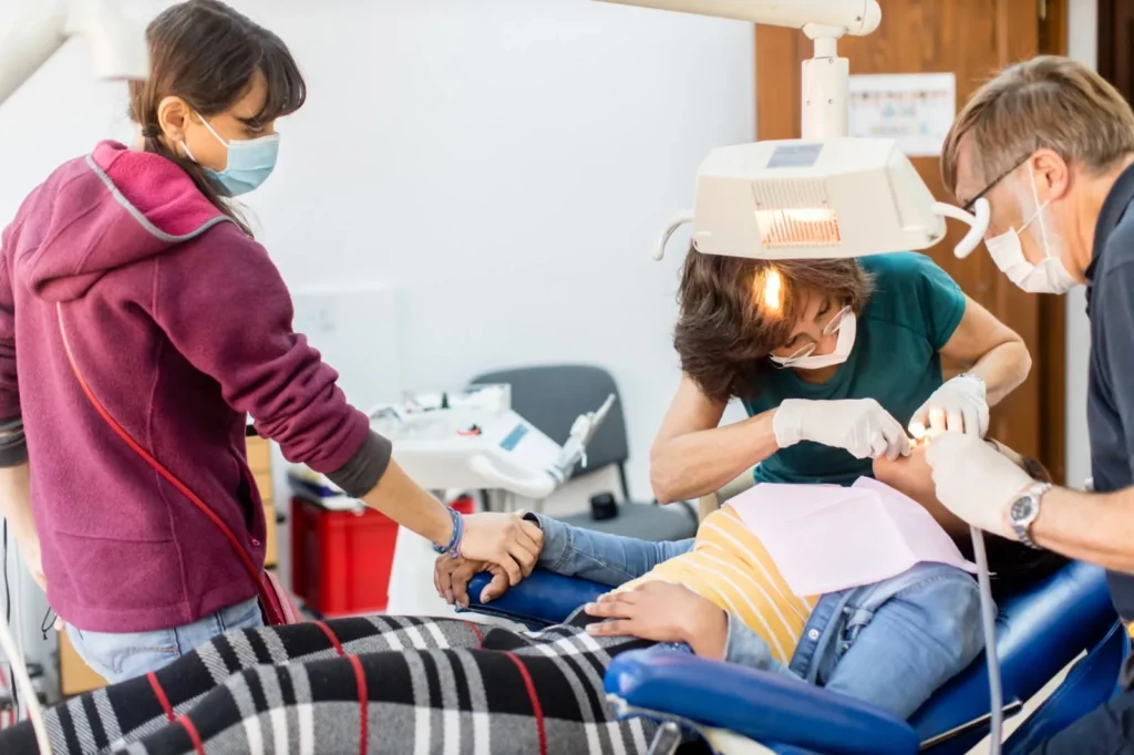 Tratament stomatologic în caravana medicală