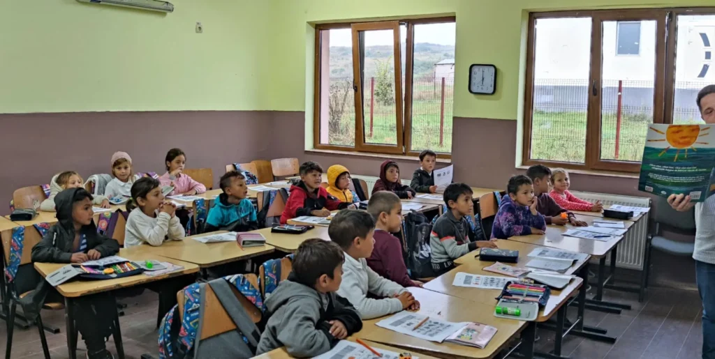 Clasă plină de copii la școala din Ponorâta