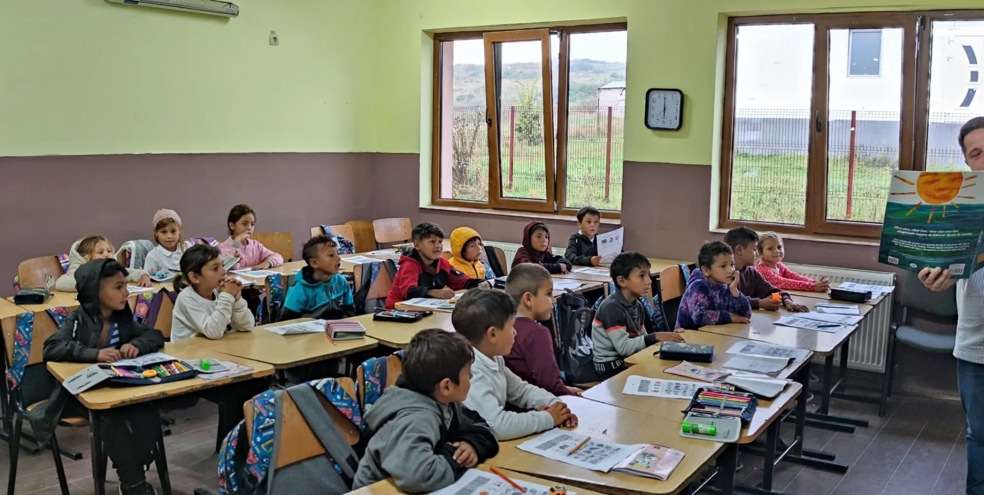 Clasă plină de copii atenți la școala din Ponorâta