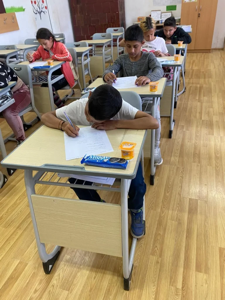 Elevi lucrând la educația remedială