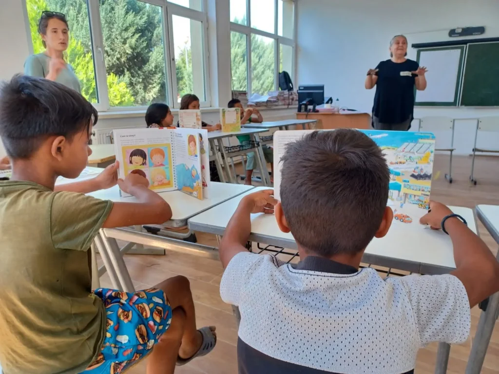Copii citind cărți în clasă, în Castelu