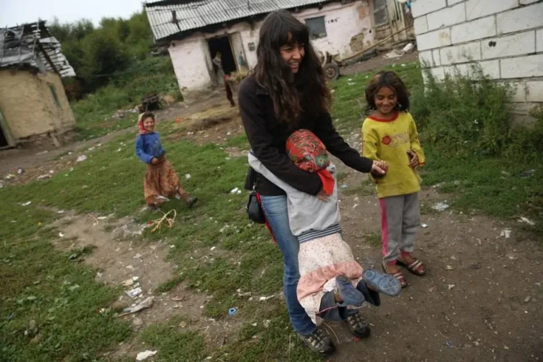 Copii pe ulița din Ponorâta, în primii ani